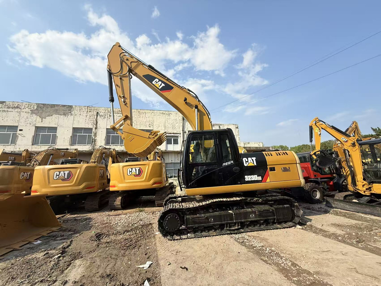 Caterpillar 323 - حفّار: صورة 1 Caterpillar 323 - حفّار: صورة 1