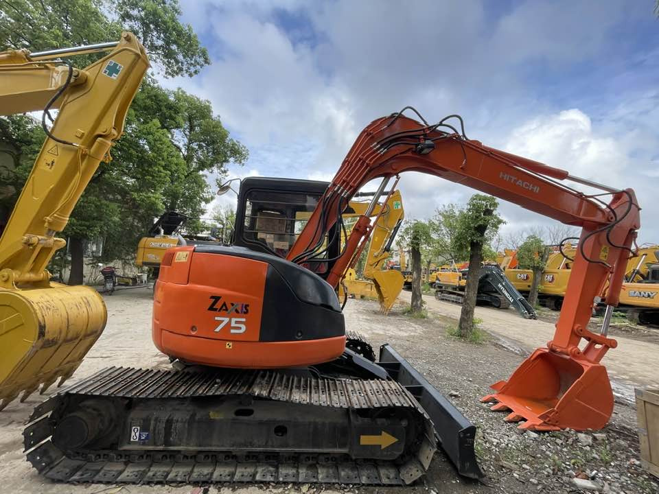 Hitachi ZAXIS 75 - حفار صغير: صورة 1 Hitachi ZAXIS 75 - حفار صغير: صورة 1