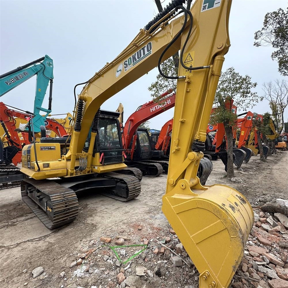 Komatsu PC 130-7 - حفار زاحف: صورة 1 Komatsu PC 130-7 - حفار زاحف: صورة 1