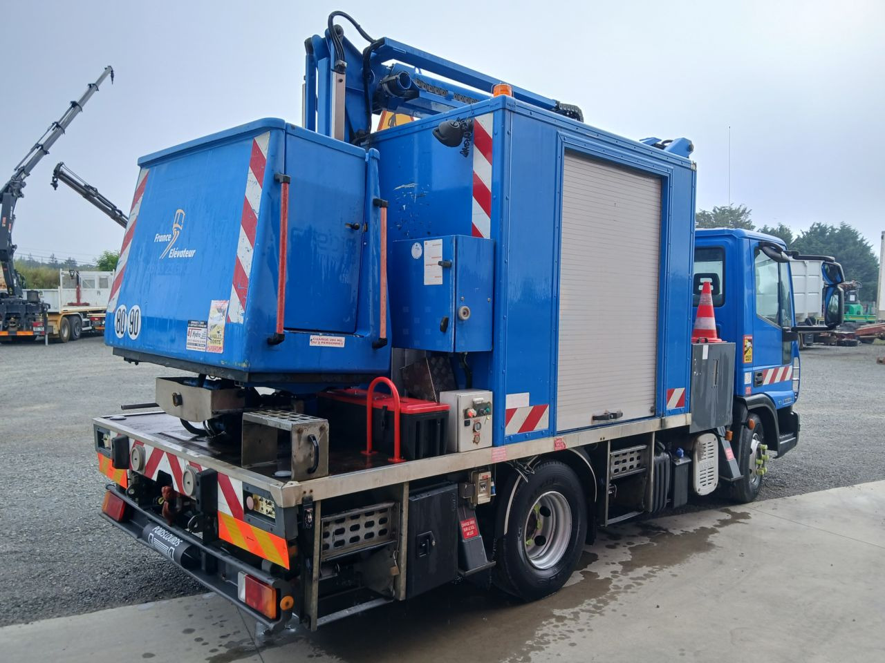 Iveco EUROCAGO 100E18 4x2 Others Truck - منصة محمولة مثبتة على الشاحنة: صورة 4 Iveco EUROCAGO 100E18 4x2 Others Truck - منصة محمولة مثبتة على الشاحنة: صورة 4
