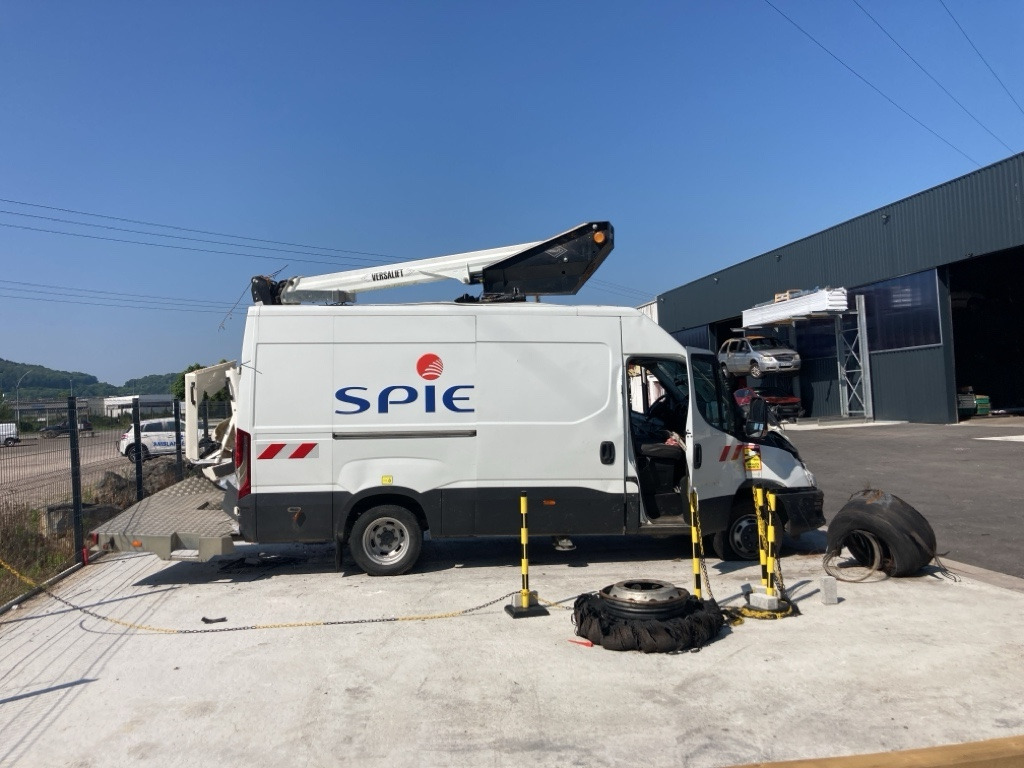 IVECO DAILY FOURGON 50C18 - منصة محمولة مثبتة على الشاحنة: صورة 2 IVECO DAILY FOURGON 50C18 - منصة محمولة مثبتة على الشاحنة: صورة 2