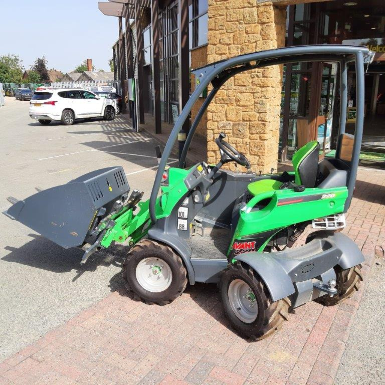 Avant 220 mini loader - لودر مفصلي صغير: صورة 4 Avant 220 mini loader - لودر مفصلي صغير: صورة 4