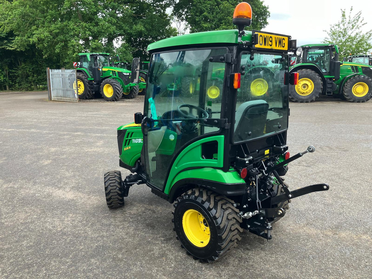 John Deere 1026R compact tractor - جرار صغير: صورة 3 John Deere 1026R compact tractor - جرار صغير: صورة 3