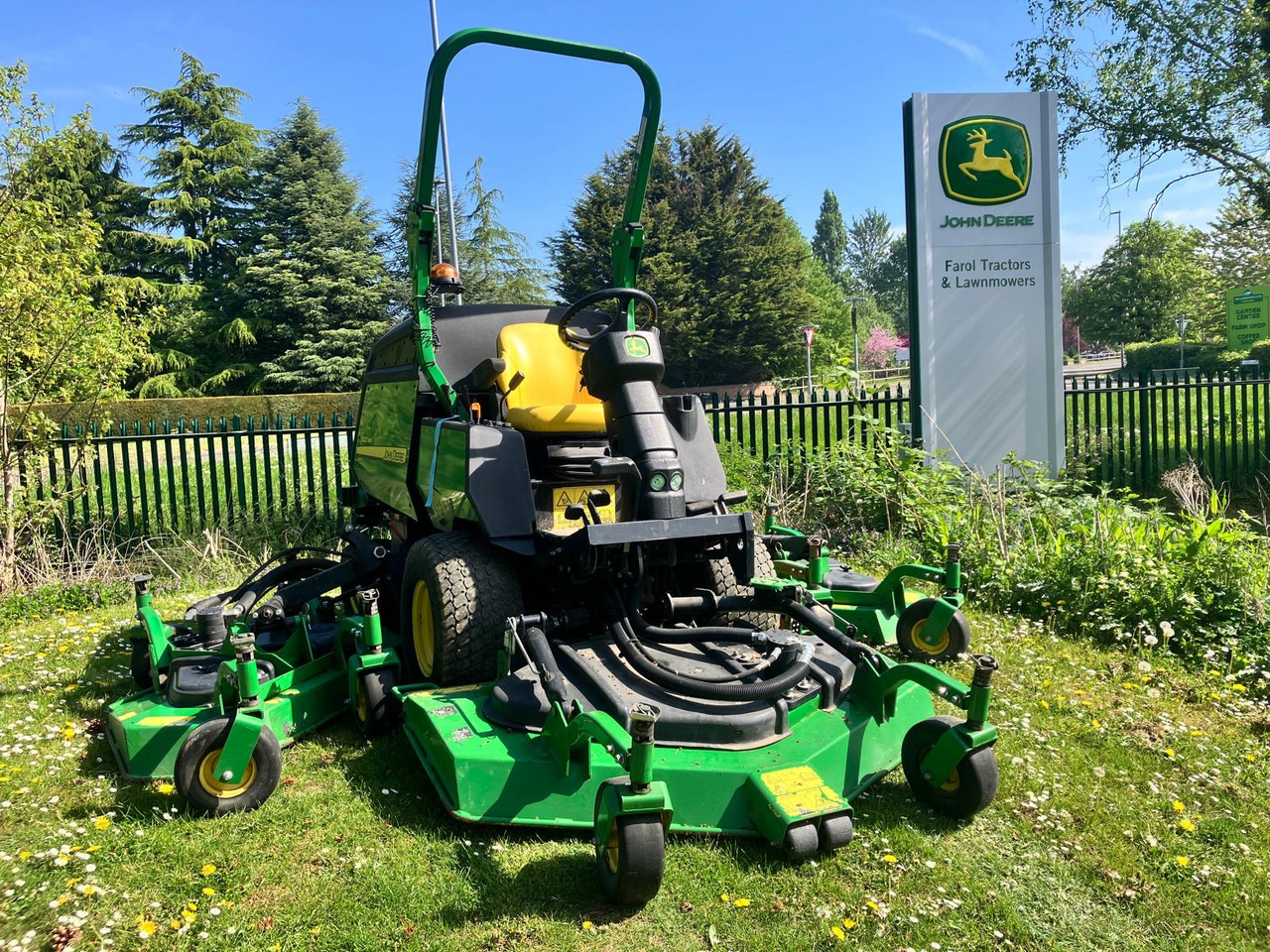 John Deere 1600T Wide Area Mower - جزازة عشب الحدائق: صورة 1 John Deere 1600T Wide Area Mower - جزازة عشب الحدائق: صورة 1