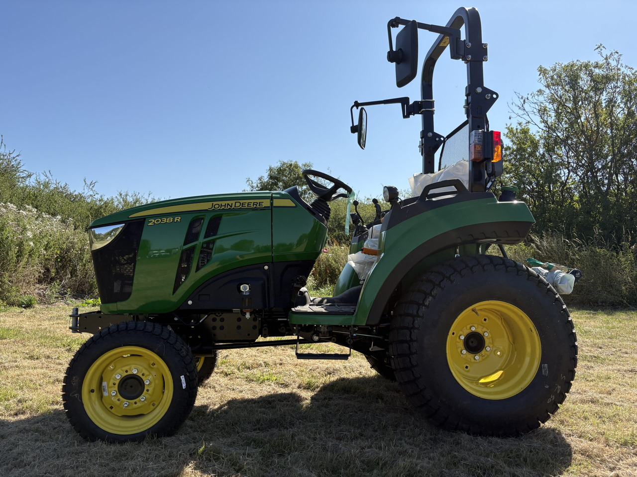 John Deere 2038R Compact Tractor - جرار صغير: صورة 1 John Deere 2038R Compact Tractor - جرار صغير: صورة 1