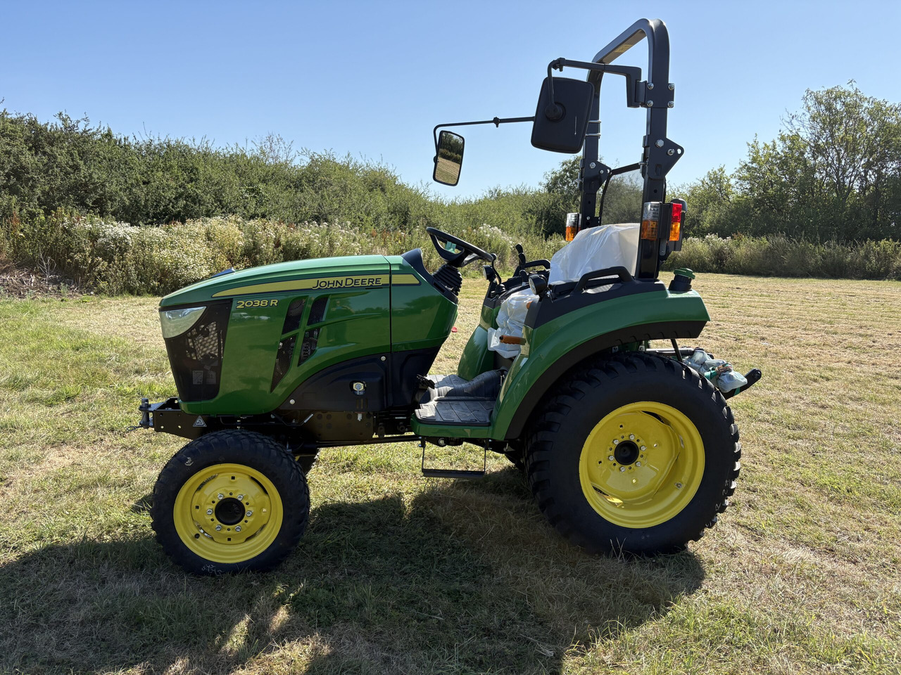 John Deere 2038R Compact Tractor - جرار صغير: صورة 1 John Deere 2038R Compact Tractor - جرار صغير: صورة 1