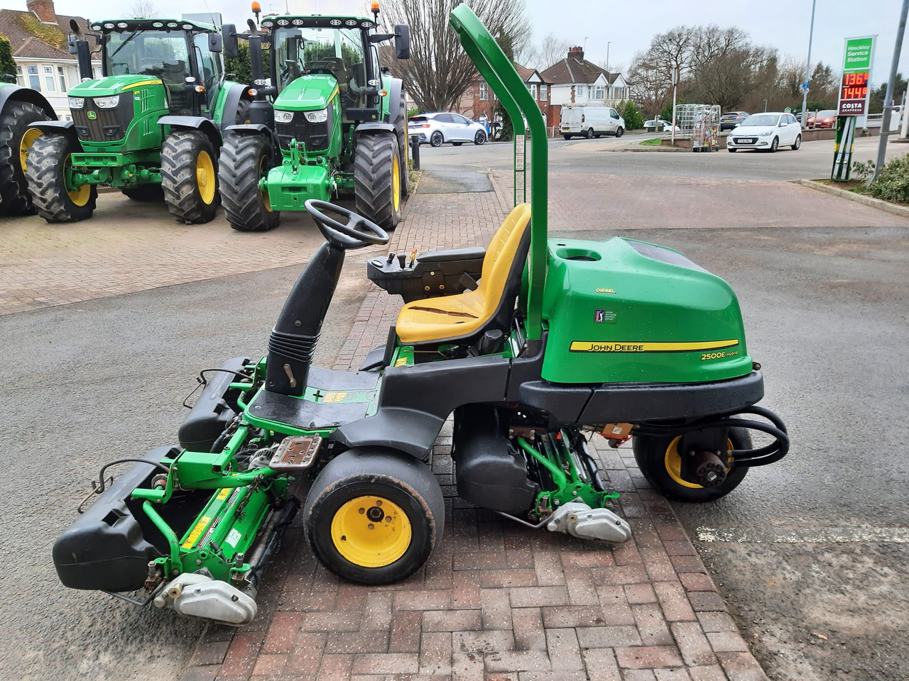 John Deere 2500E greens triple mower - جزازة عشب الحدائق: صورة 3 John Deere 2500E greens triple mower - جزازة عشب الحدائق: صورة 3