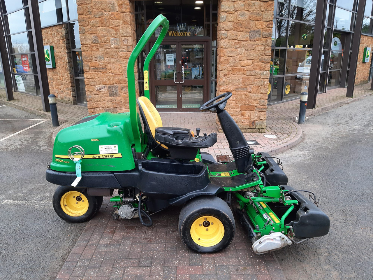 John Deere 2500E greens triple mower - جزازة عشب الحدائق: صورة 2 John Deere 2500E greens triple mower - جزازة عشب الحدائق: صورة 2