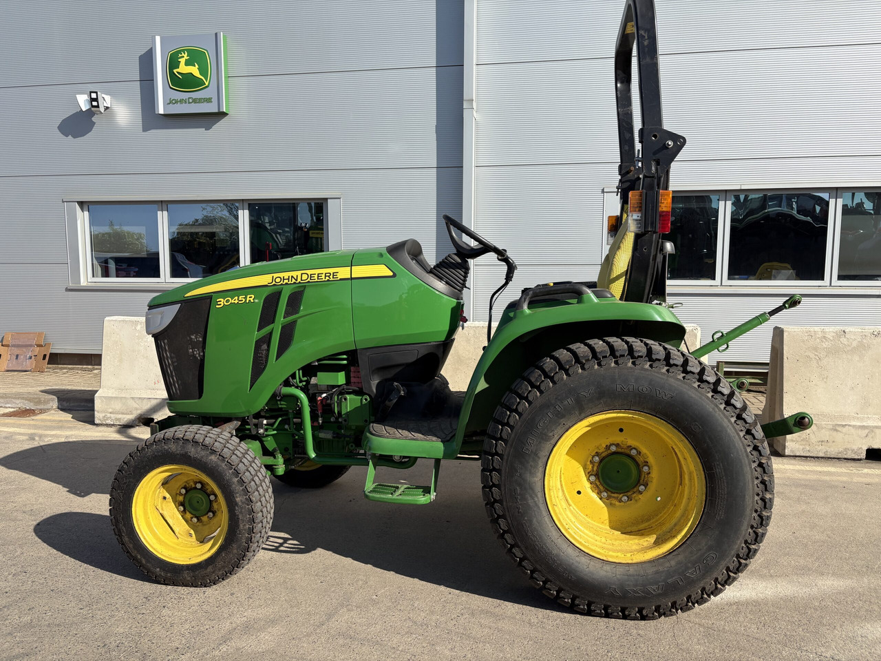 John Deere 3045R Compact Tractor - جرار صغير: صورة 1 John Deere 3045R Compact Tractor - جرار صغير: صورة 1