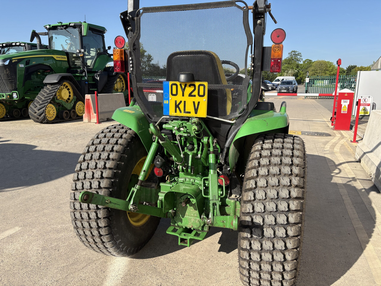 John Deere 3045R Compact Tractor - جرار صغير: صورة 4 John Deere 3045R Compact Tractor - جرار صغير: صورة 4