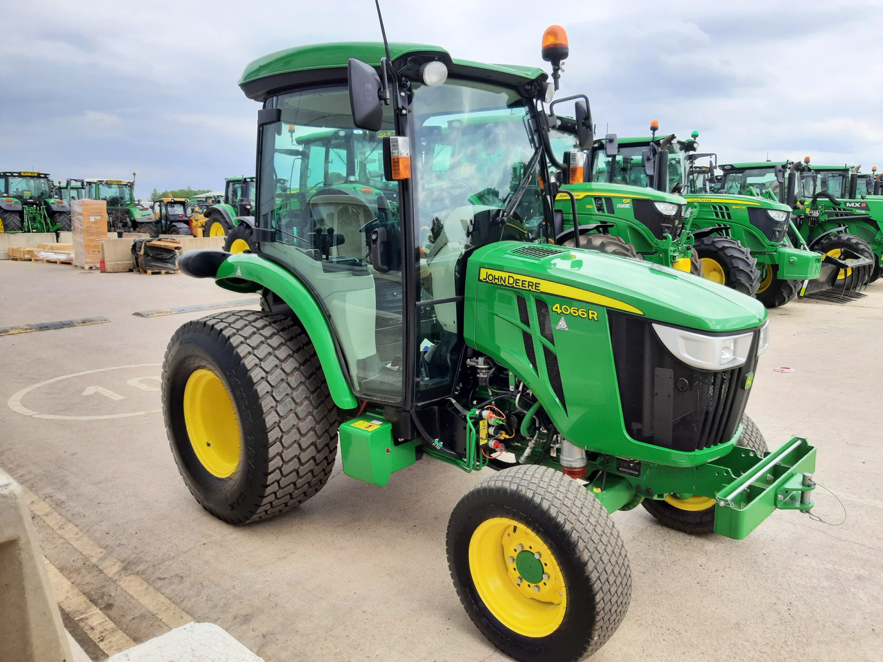 John Deere 4066R Compact Tractor - جرار صغير: صورة 3 John Deere 4066R Compact Tractor - جرار صغير: صورة 3