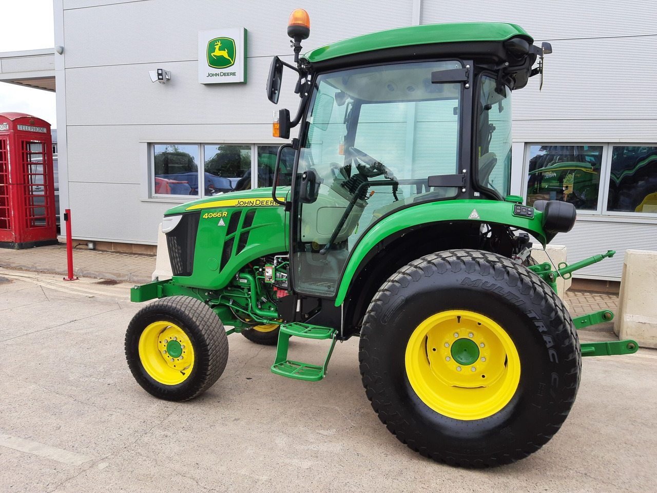 John Deere 4066R Compact Tractor - جرار صغير: صورة 1 John Deere 4066R Compact Tractor - جرار صغير: صورة 1