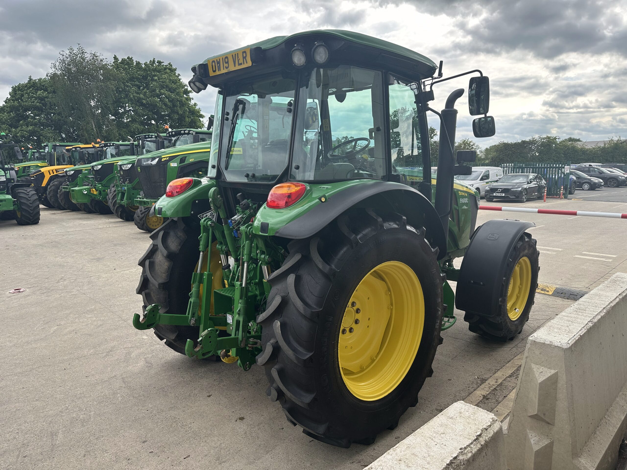 جرار John Deere 5090M: صورة 6