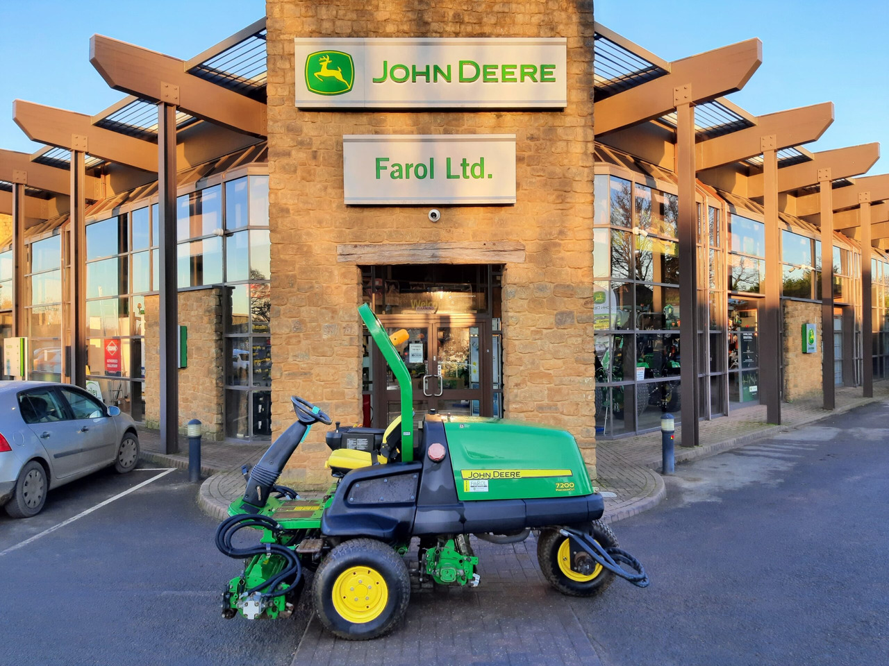 John Deere 7200 utility triple mower - جزازة عشب الحدائق: صورة 2 John Deere 7200 utility triple mower - جزازة عشب الحدائق: صورة 2
