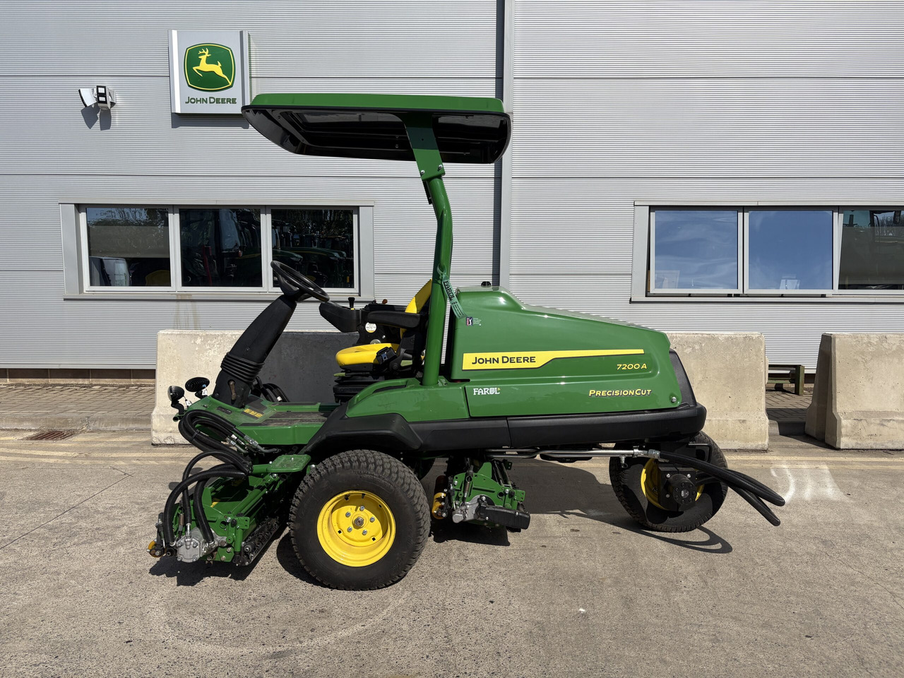 John Deere 7200A Trim & Surrounds mower - جزازة عشب الحدائق: صورة 1 John Deere 7200A Trim & Surrounds mower - جزازة عشب الحدائق: صورة 1