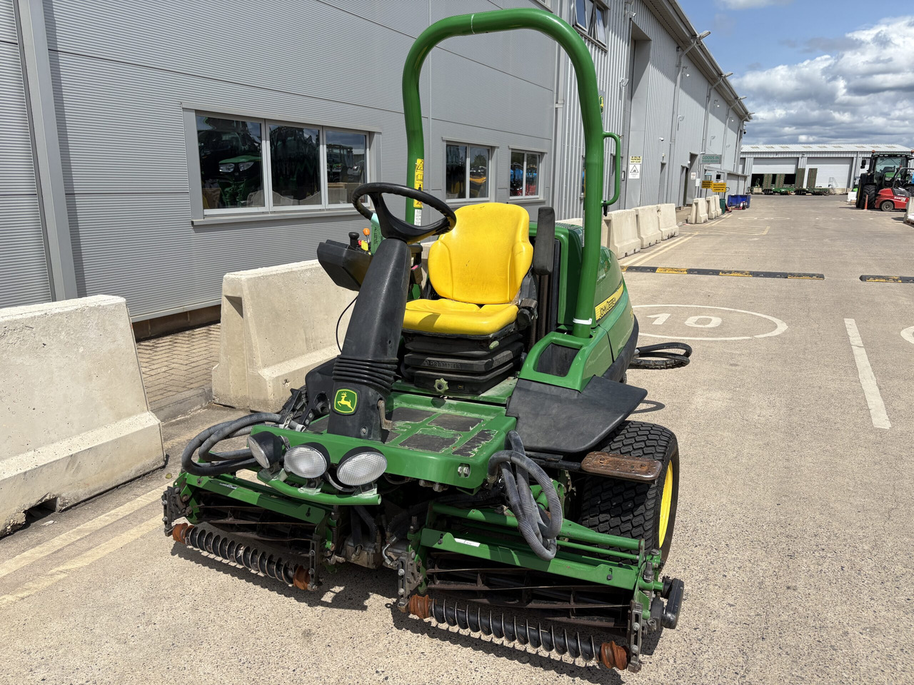 John Deere 7200A Triple Mower - جزازة عشب الحدائق: صورة 3 John Deere 7200A Triple Mower - جزازة عشب الحدائق: صورة 3