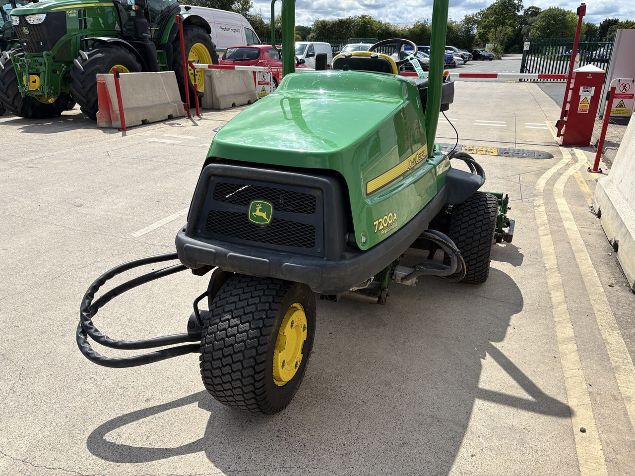 John Deere 7200A Triple Mower - جزازة عشب الحدائق: صورة 4 John Deere 7200A Triple Mower - جزازة عشب الحدائق: صورة 4