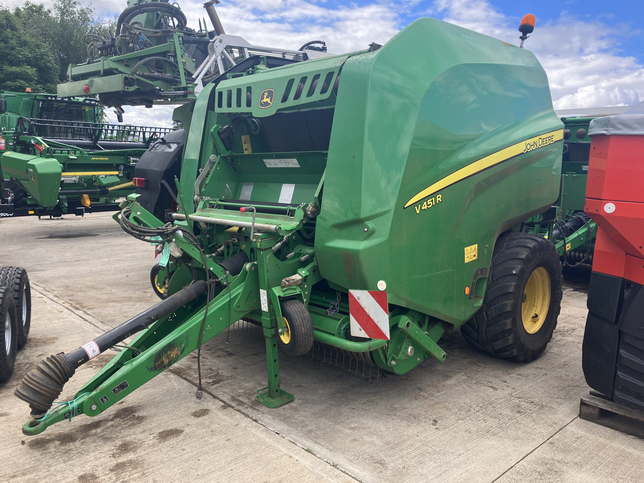 John Deere V451R - ماكينات نشر التبن: صورة 1 John Deere V451R - ماكينات نشر التبن: صورة 1