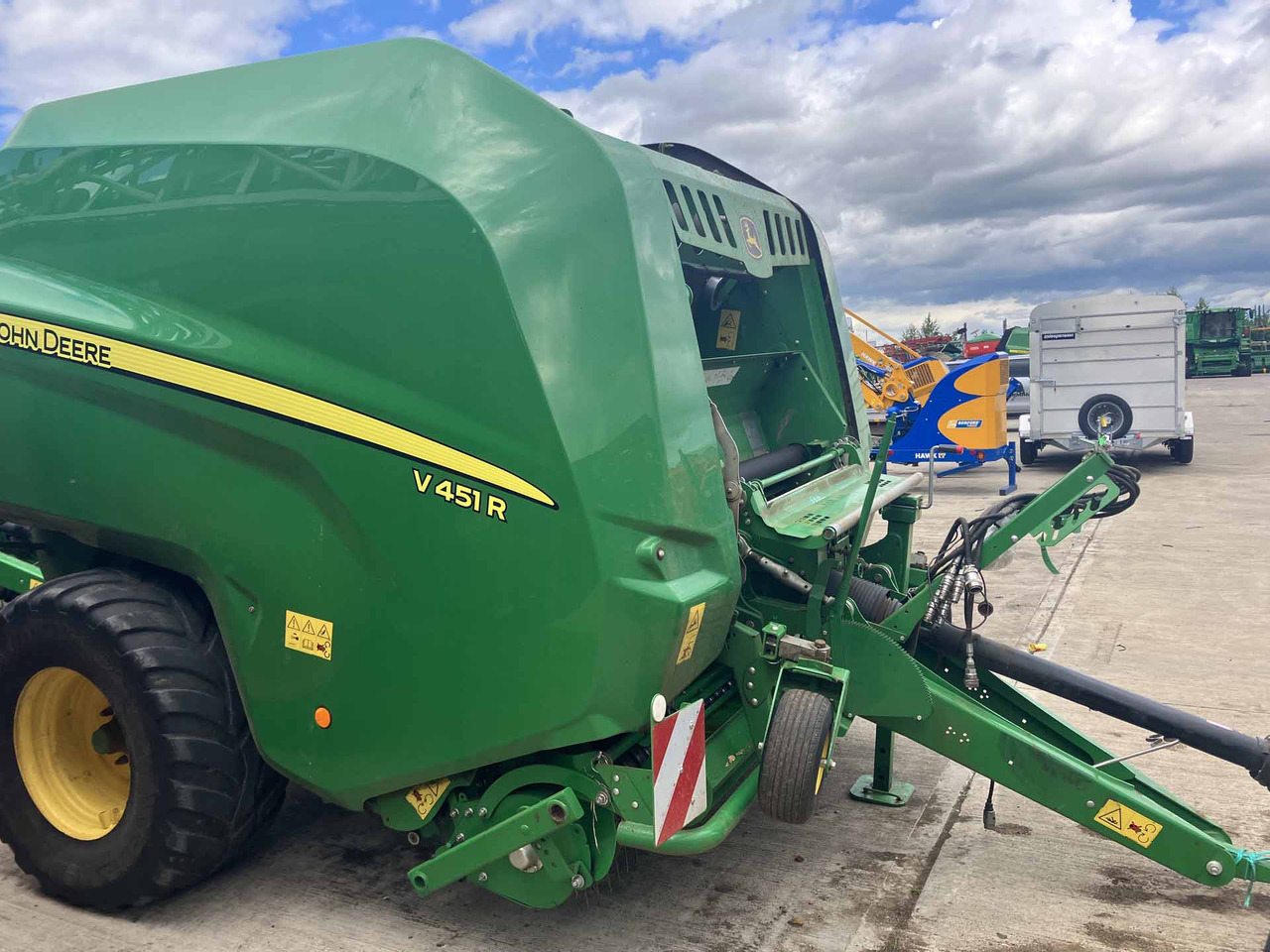 John Deere V451R - ماكينات نشر التبن: صورة 3 John Deere V451R - ماكينات نشر التبن: صورة 3