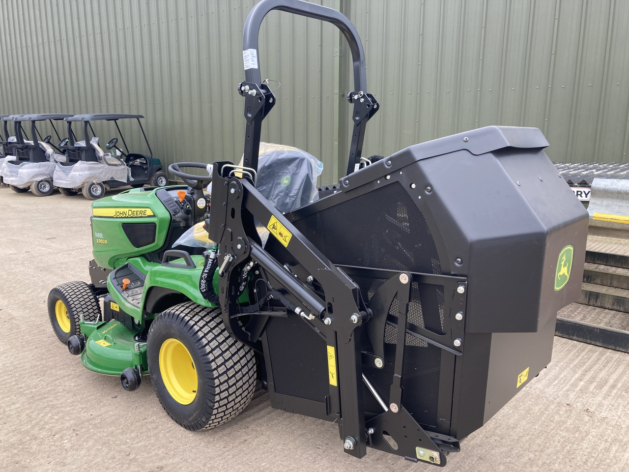 John Deere X950R ride on cut and collect mower - جزازة عشب الحدائق: صورة 3 John Deere X950R ride on cut and collect mower - جزازة عشب الحدائق: صورة 3