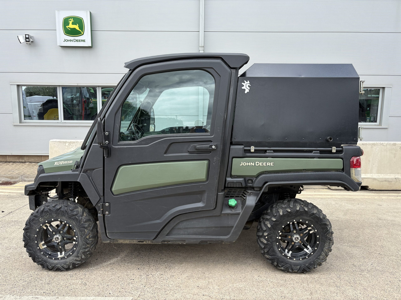 John Deere XUV865M Gator - عربة جميع التضاريس/ رباعية العجلات: صورة 1 John Deere XUV865M Gator - عربة جميع التضاريس/ رباعية العجلات: صورة 1