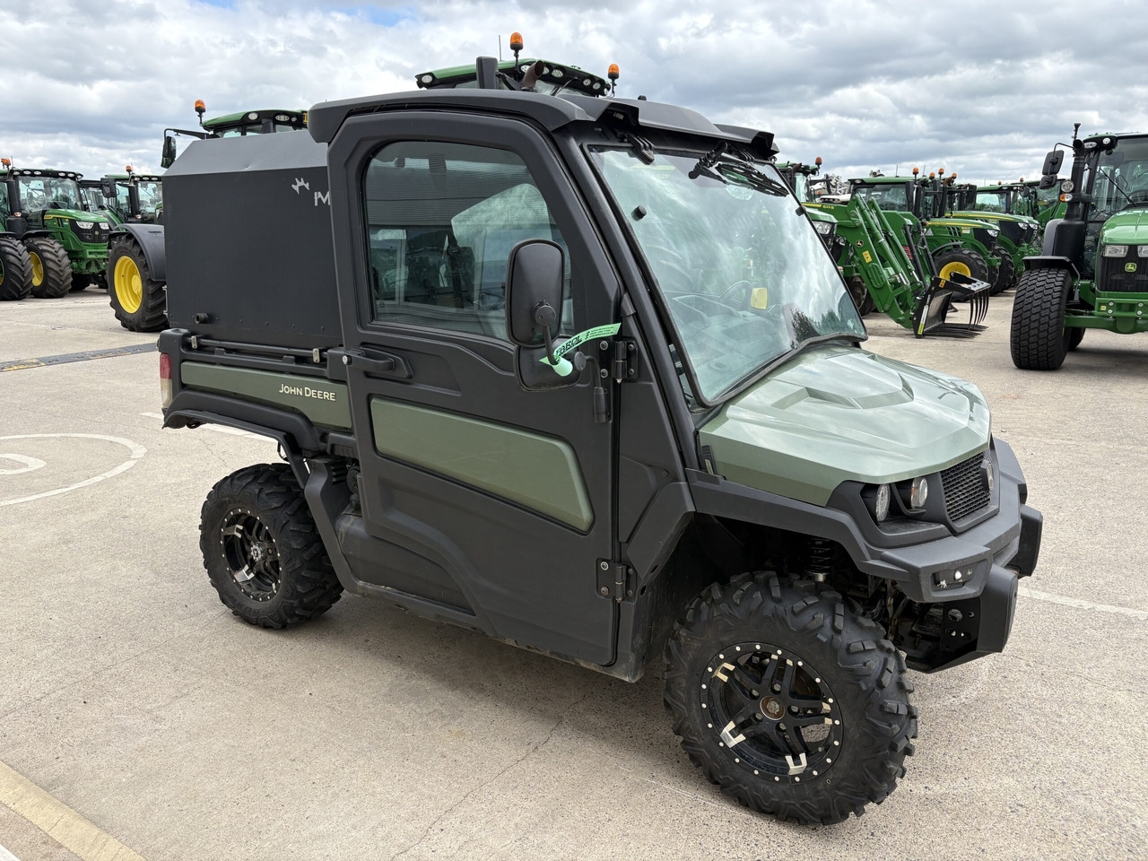 John Deere XUV865M Gator - عربة جميع التضاريس/ رباعية العجلات: صورة 3 John Deere XUV865M Gator - عربة جميع التضاريس/ رباعية العجلات: صورة 3