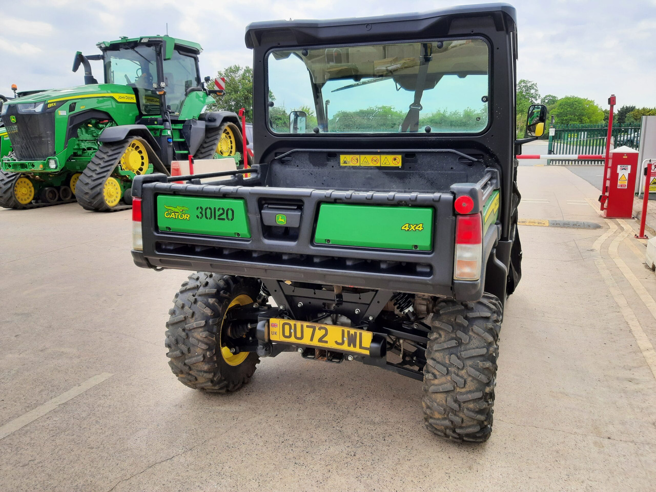 John Deere XUV865M Gator - عربة جميع التضاريس/ رباعية العجلات: صورة 4 John Deere XUV865M Gator - عربة جميع التضاريس/ رباعية العجلات: صورة 4