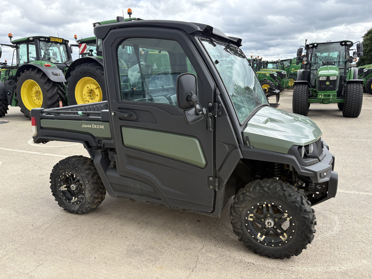John Deere XUV865M Gator - عربة جميع التضاريس/ رباعية العجلات: صورة 3 John Deere XUV865M Gator - عربة جميع التضاريس/ رباعية العجلات: صورة 3