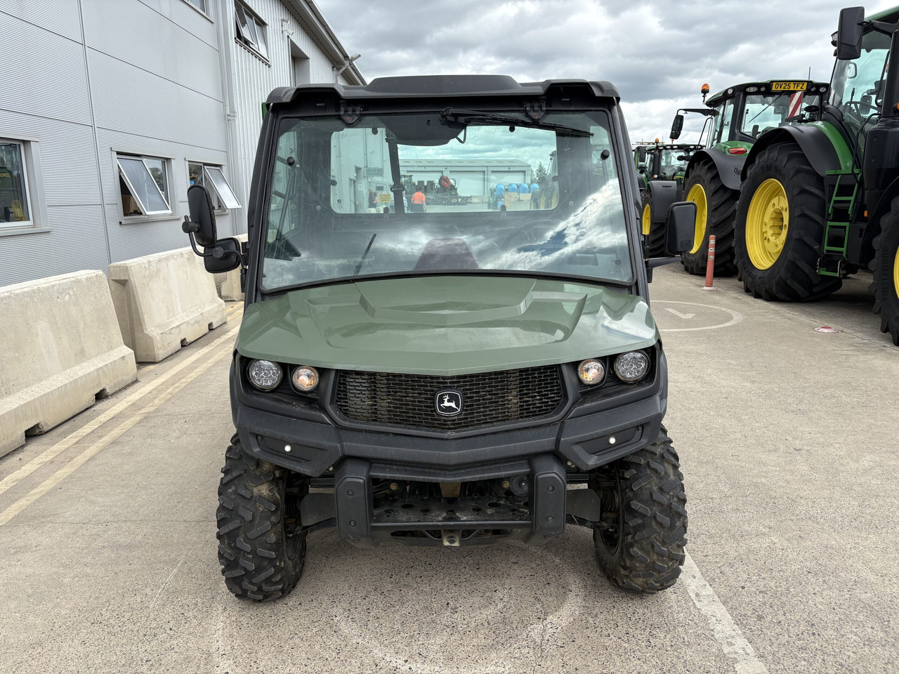 John Deere XUV865M Gator - عربة جميع التضاريس/ رباعية العجلات: صورة 2 John Deere XUV865M Gator - عربة جميع التضاريس/ رباعية العجلات: صورة 2
