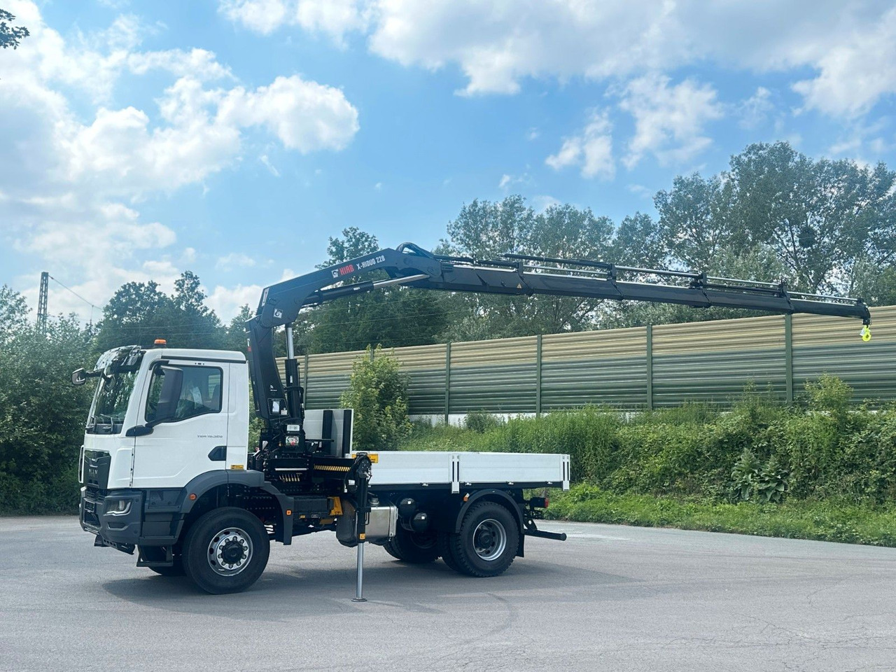 MAN TGM 18.320 4x4 Euro 6e Pritsche Hiab 228-4 Kran - شاحنة كرين: صورة 2 MAN TGM 18.320 4x4 Euro 6e Pritsche Hiab 228-4 Kran - شاحنة كرين: صورة 2