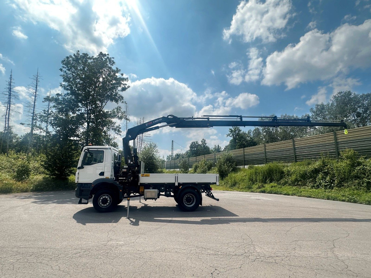 MAN TGM 18.320 4x4 Euro 6e Pritsche Hiab 228-4 Kran - شاحنة كرين: صورة 3 MAN TGM 18.320 4x4 Euro 6e Pritsche Hiab 228-4 Kran - شاحنة كرين: صورة 3