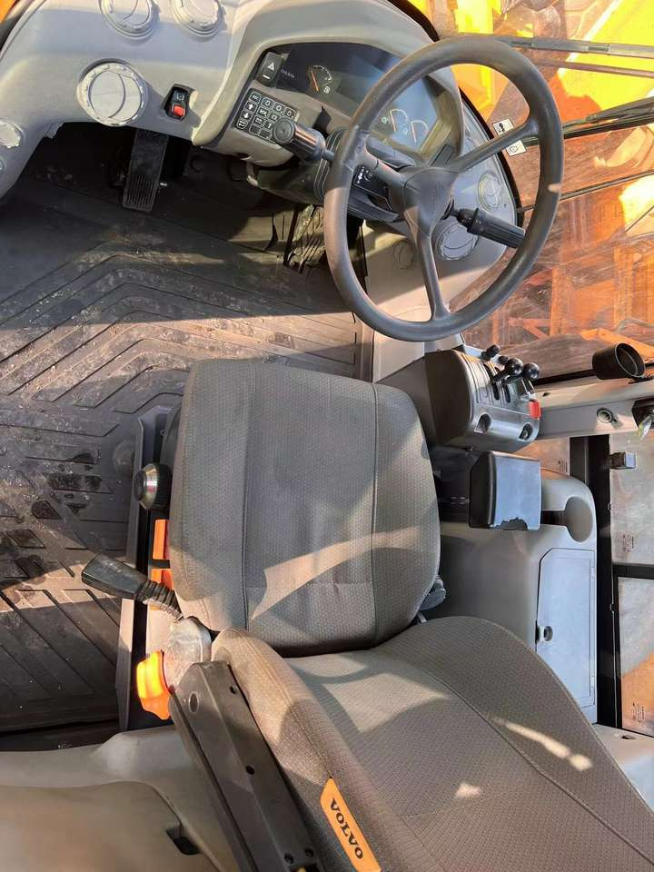 Hot Sale Used VOLVO L120GZ Loader Construction Machinery High Quality Loader VOLVO - اللودر بعجل: صورة 4 Hot Sale Used VOLVO L120GZ Loader Construction Machinery High Quality Loader VOLVO - اللودر بعجل: صورة 4