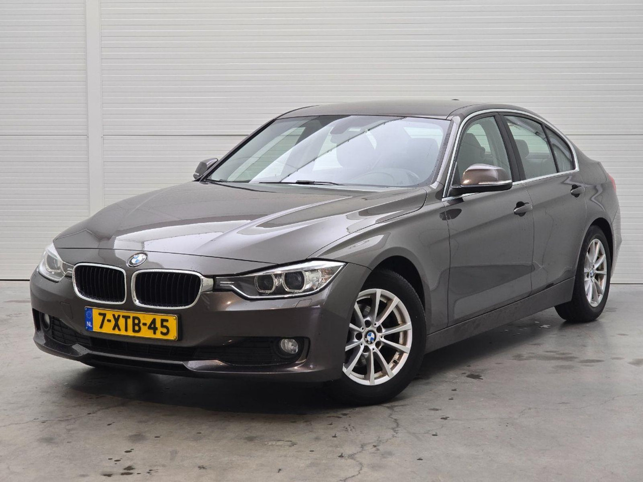 BMW 3-serie 320d EfficientDynamics Edition High Executive | 2014 | 300.611 km | Automaat | 7XTB45 | NAP: Logisch - سيدان: صورة 1 BMW 3-serie 320d EfficientDynamics Edition High Executive | 2014 | 300.611 km | Automaat | 7XTB45 | NAP: Logisch - سيدان: صورة 1