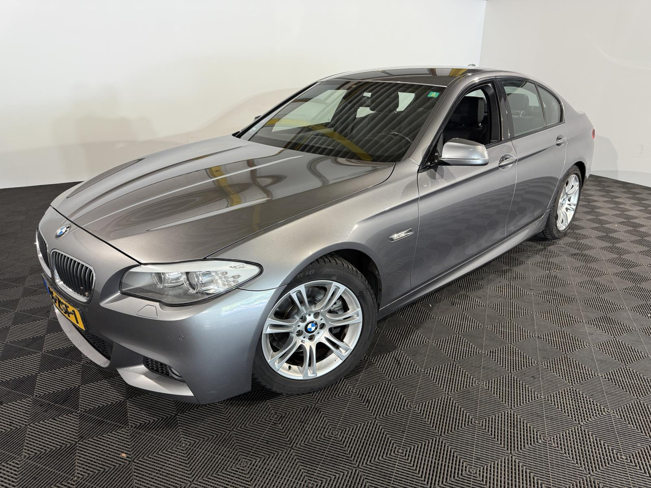BMW | 5-serie | 520i High Executive | 2013 | 218.545 km | 46ZSF1 | Logisch - سيدان: صورة 1 BMW | 5-serie | 520i High Executive | 2013 | 218.545 km | 46ZSF1 | Logisch - سيدان: صورة 1
