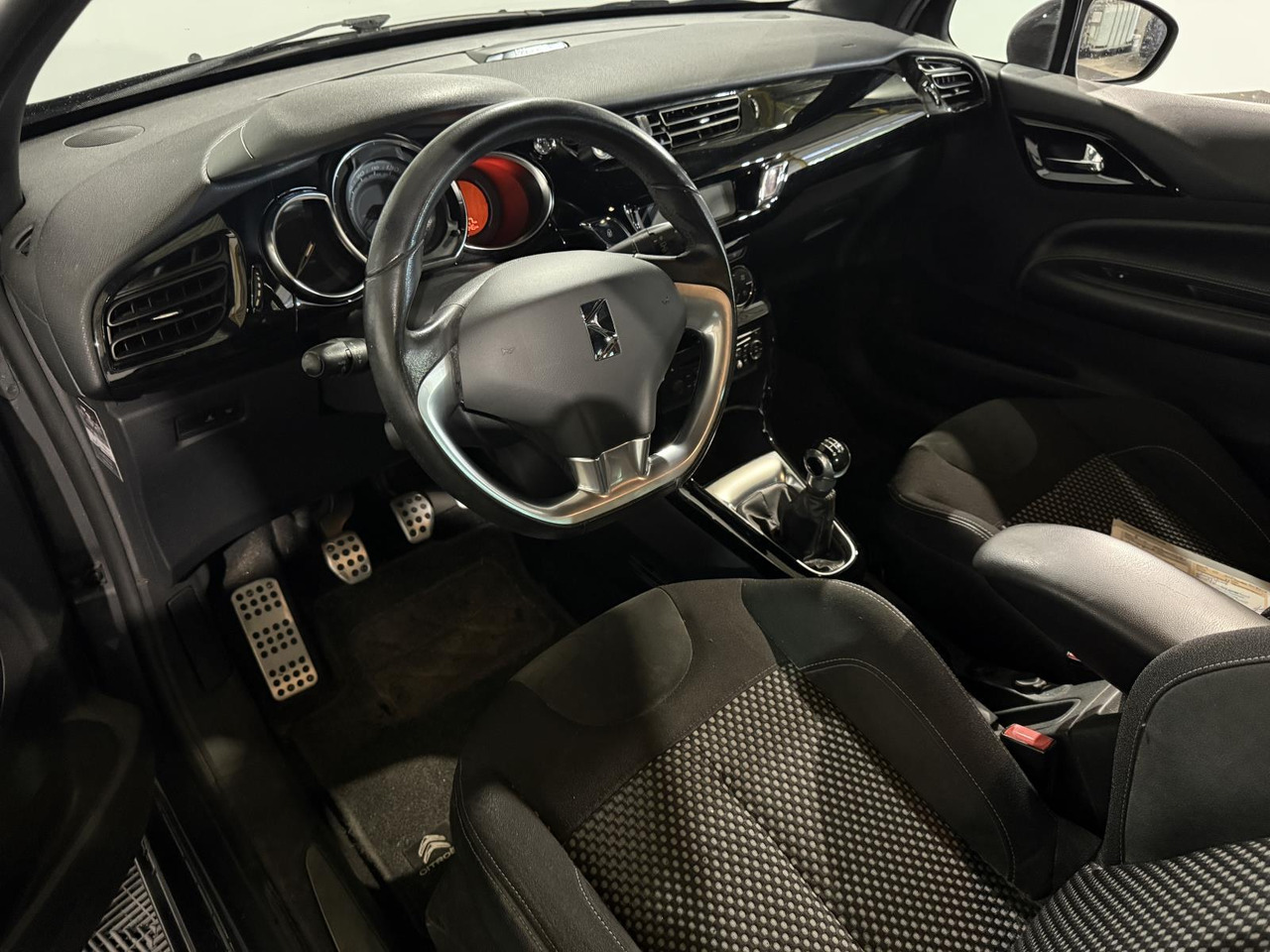 Citroen DS3 1.6 e-HDi So Chic | 2012 | 277.448 km | 14-XLR-7 - هاتشباك: صورة 4 Citroen DS3 1.6 e-HDi So Chic | 2012 | 277.448 km | 14-XLR-7 - هاتشباك: صورة 4