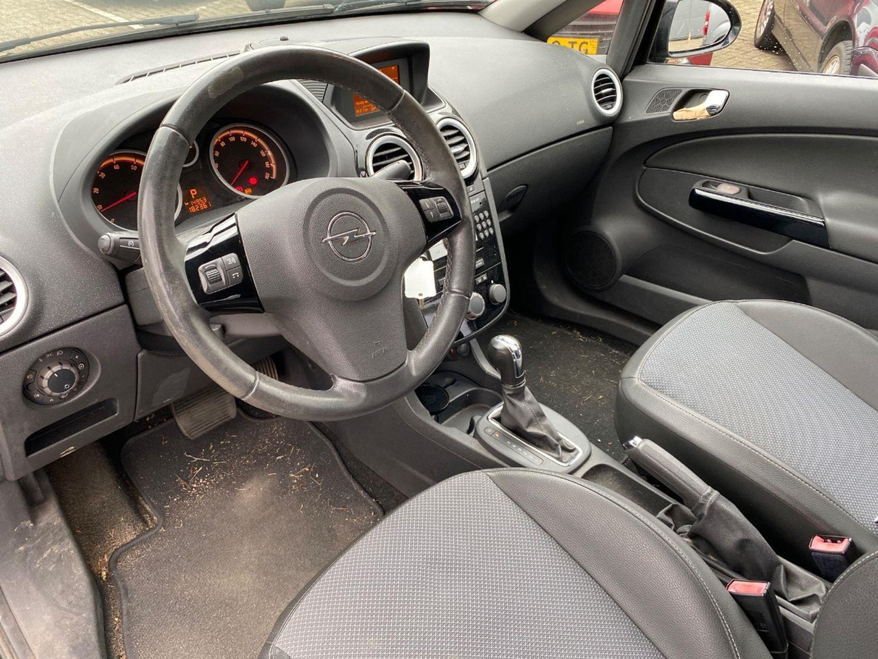 Opel Corsa 1.4 - 16V Cosmo | 2007 | 182.361 km | Automaat | 37TSJX | NAP: Logisch - هاتشباك: صورة 5 Opel Corsa 1.4 - 16V Cosmo | 2007 | 182.361 km | Automaat | 37TSJX | NAP: Logisch - هاتشباك: صورة 5