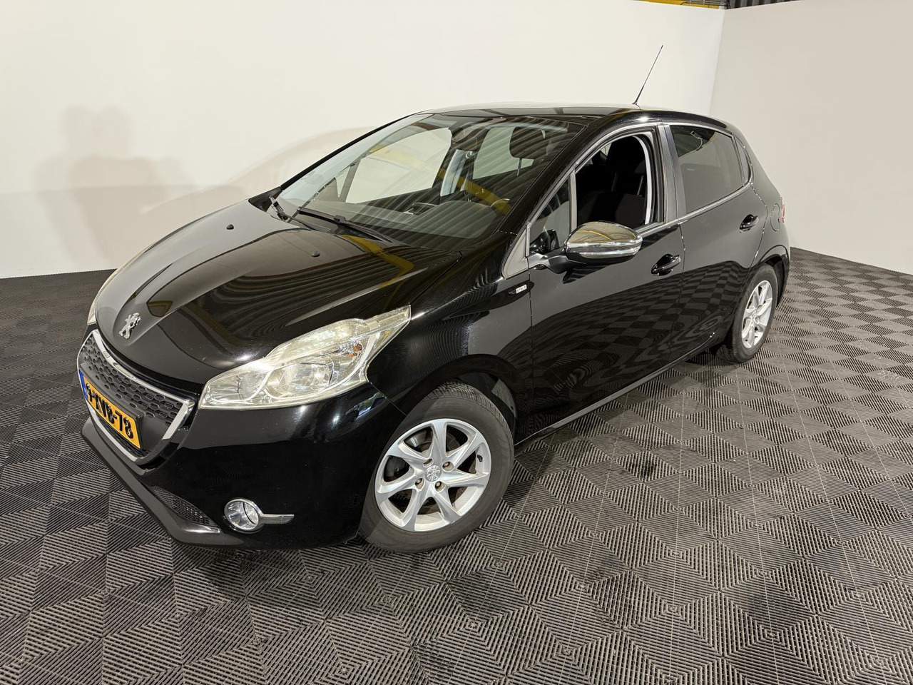 Peugeot | 208 | 1.2 VTi Style | 2014 | 191.063 km | 9XVB78 | Logisch - هاتشباك: صورة 1 Peugeot | 208 | 1.2 VTi Style | 2014 | 191.063 km | 9XVB78 | Logisch - هاتشباك: صورة 1