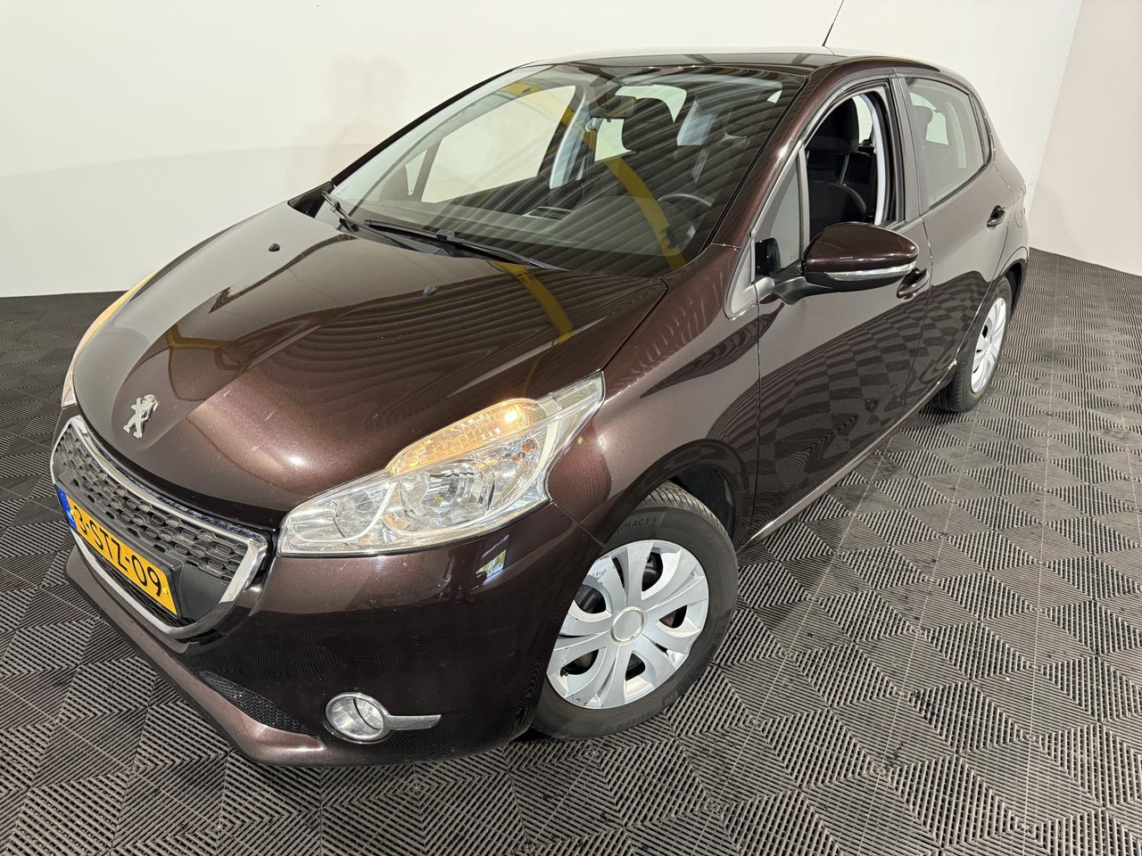 Peugeot | 208 | 1.2 VTi Urban Soul | 2014 | 200.317 km | 3STZ09 | Logisch - هاتشباك: صورة 1 Peugeot | 208 | 1.2 VTi Urban Soul | 2014 | 200.317 km | 3STZ09 | Logisch - هاتشباك: صورة 1
