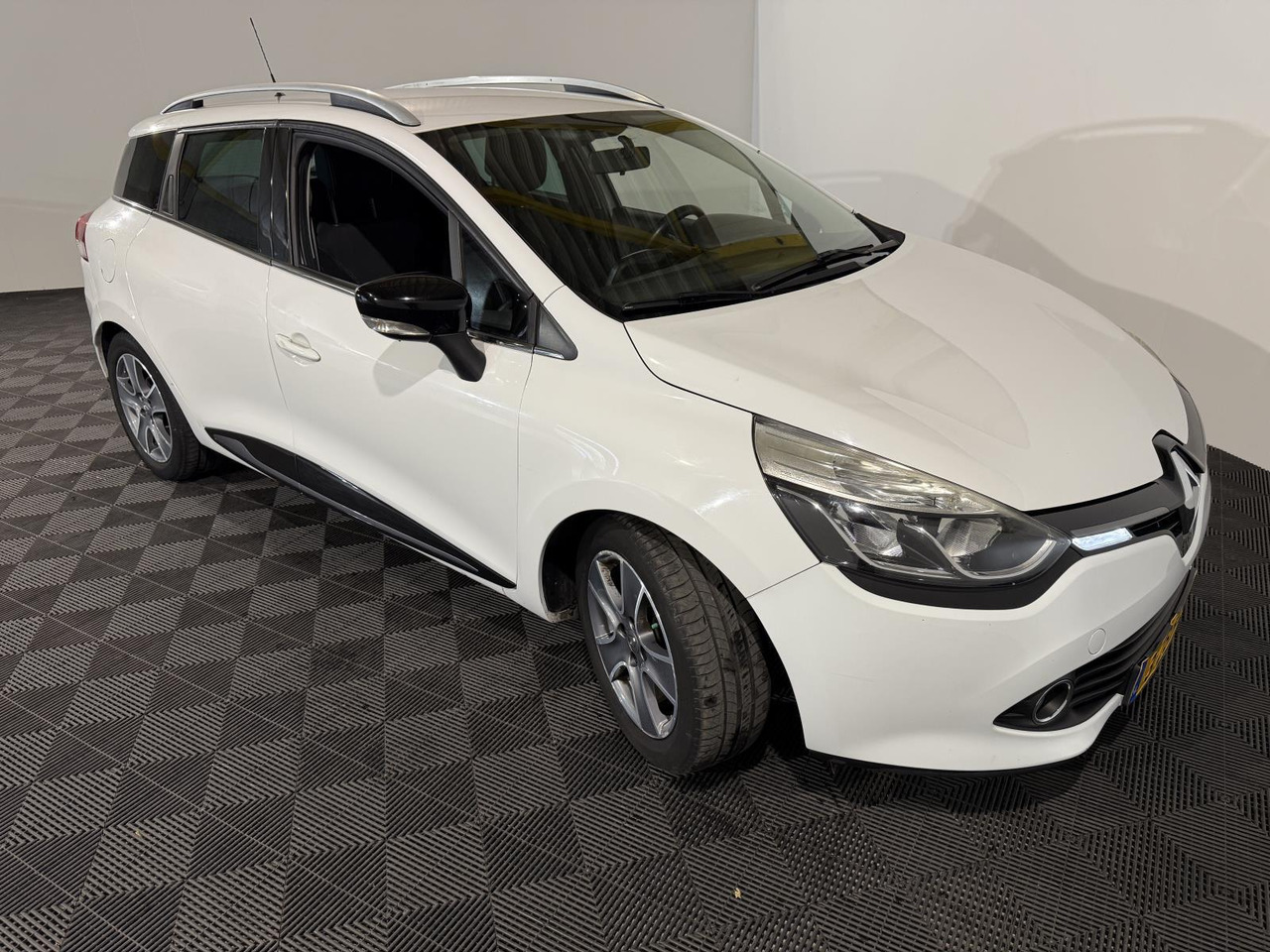 Renault | Clio Estate | 0.9 TCe Night&Day | 2014 | 176.858 km | 3ZBH50 | Logisch - سيارة: صورة 4 Renault | Clio Estate | 0.9 TCe Night&Day | 2014 | 176.858 km | 3ZBH50 | Logisch - سيارة: صورة 4