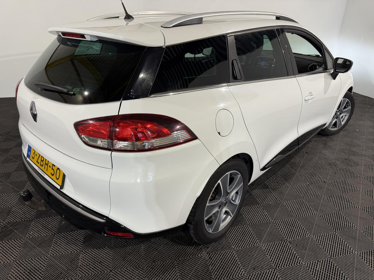 Renault | Clio Estate | 0.9 TCe Night&Day | 2014 | 176.858 km | 3ZBH50 | Logisch - سيارة: صورة 3 Renault | Clio Estate | 0.9 TCe Night&Day | 2014 | 176.858 km | 3ZBH50 | Logisch - سيارة: صورة 3