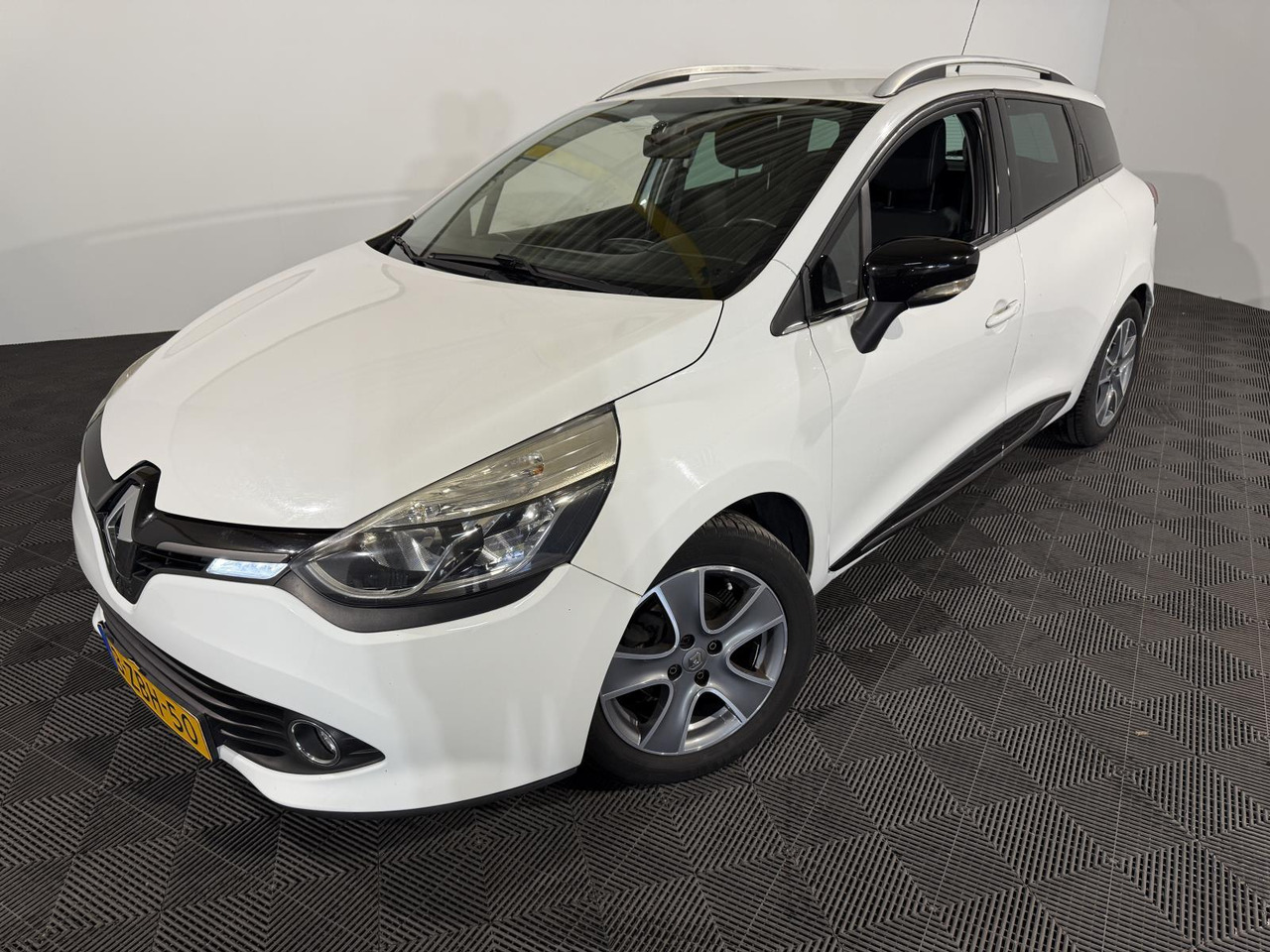 Renault | Clio Estate | 0.9 TCe Night&Day | 2014 | 176.858 km | 3ZBH50 | Logisch - سيارة: صورة 1 Renault | Clio Estate | 0.9 TCe Night&Day | 2014 | 176.858 km | 3ZBH50 | Logisch - سيارة: صورة 1