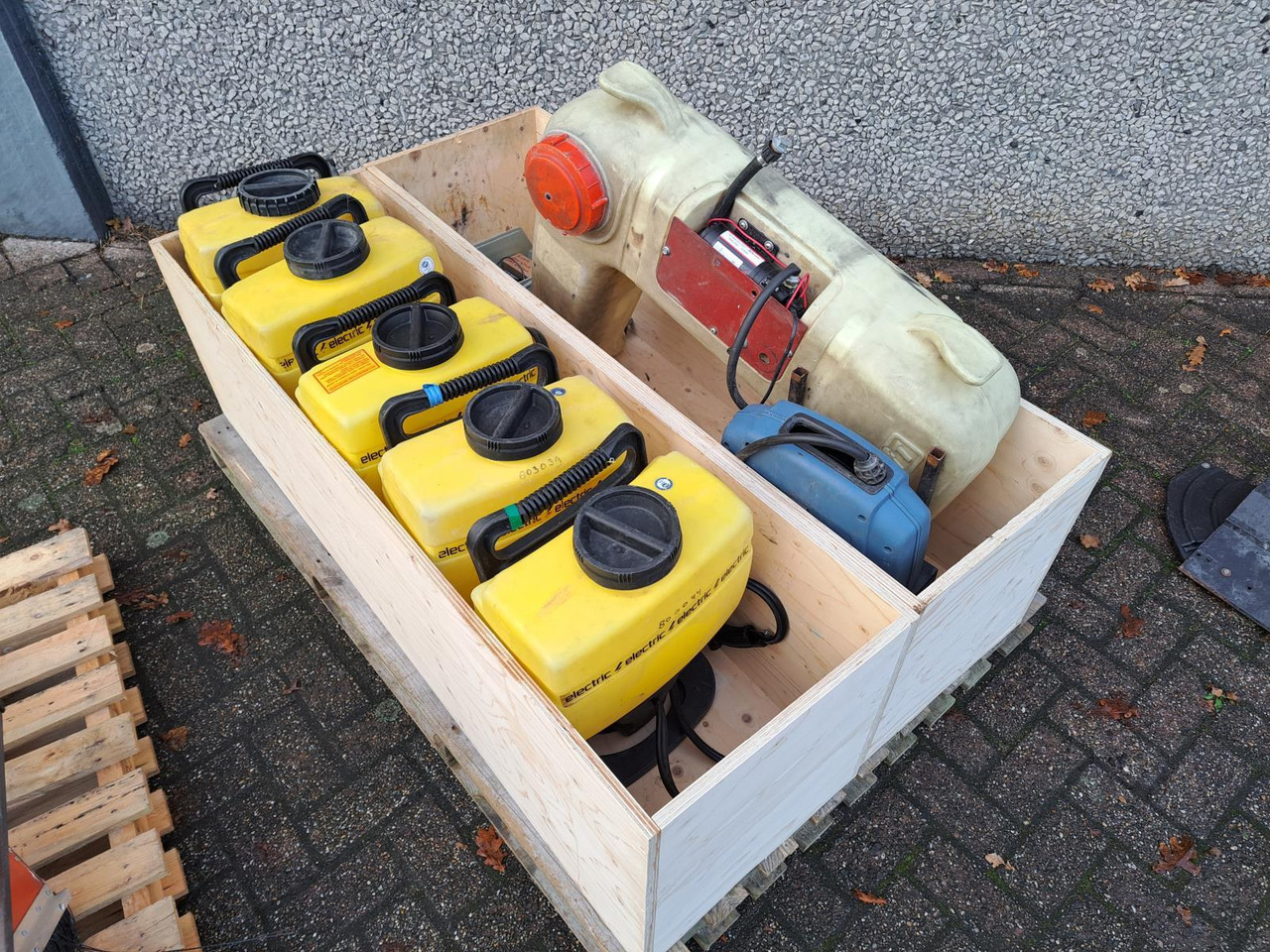 Set Spuitapparatuur: 5x Rugspuit, 2x Duwspuit, 2 Vul-/Spoelmachines, 1x Mantis UVL Spuit Installatie - ماكينة تنظيف: صورة 4 Set Spuitapparatuur: 5x Rugspuit, 2x Duwspuit, 2 Vul-/Spoelmachines, 1x Mantis UVL Spuit Installatie - ماكينة تنظيف: صورة 4