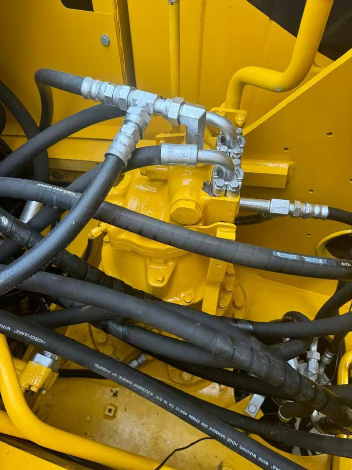 KOMATSU PC220 - حفار زاحف: صورة 5 KOMATSU PC220 - حفار زاحف: صورة 5