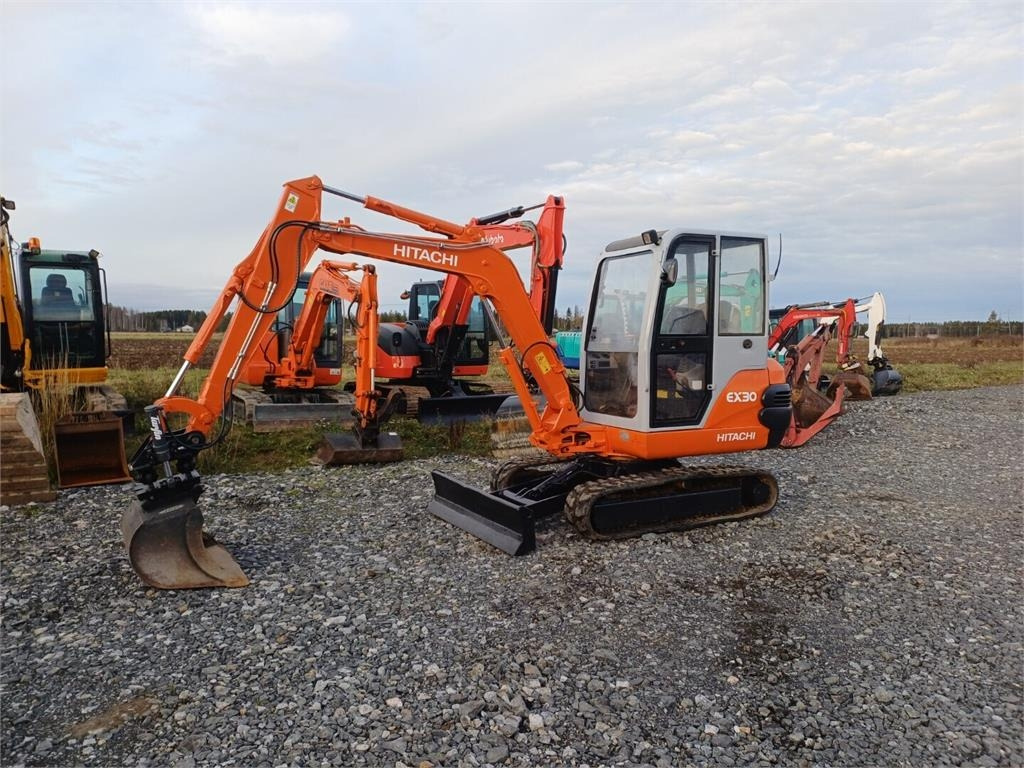 Hitachi EX30 Kallistuvalla liittimellä - حفار صغير: صورة 1 Hitachi EX30 Kallistuvalla liittimellä - حفار صغير: صورة 1