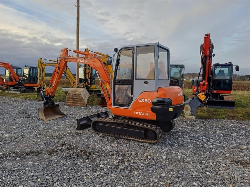 Hitachi EX30 Kallistuvalla liittimellä - حفار صغير: صورة 3 Hitachi EX30 Kallistuvalla liittimellä - حفار صغير: صورة 3