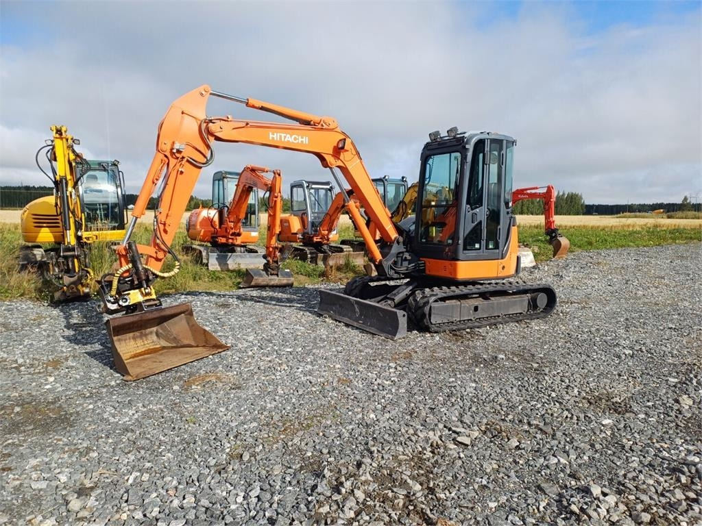 Hitachi ZX50u Engcon pyörittäjällä  - حفار صغير: صورة 1 Hitachi ZX50u Engcon pyörittäjällä  - حفار صغير: صورة 1