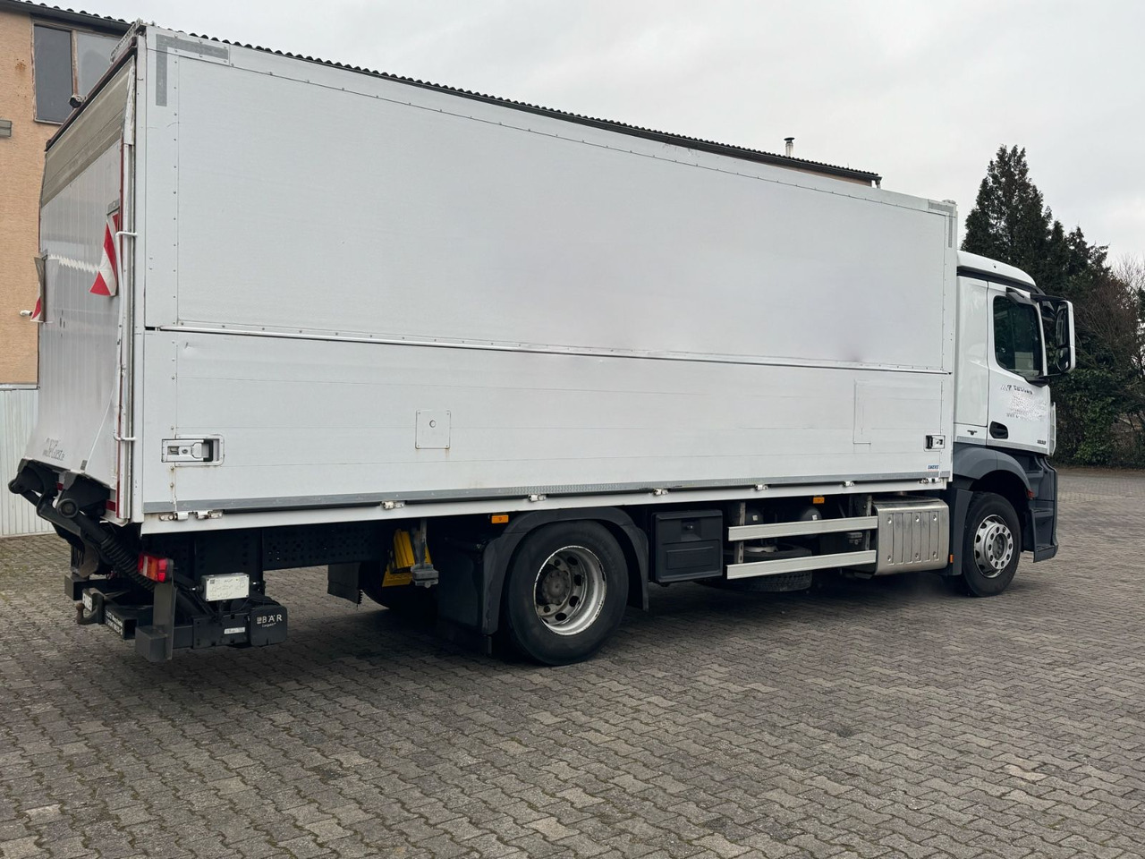 Mercedes-Benz Antos 1836L/4x2/2t.LBW/2xAHK/aus.1Hand/16.Pal. - شاحنة مشروبات: صورة 4 Mercedes-Benz Antos 1836L/4x2/2t.LBW/2xAHK/aus.1Hand/16.Pal. - شاحنة مشروبات: صورة 4