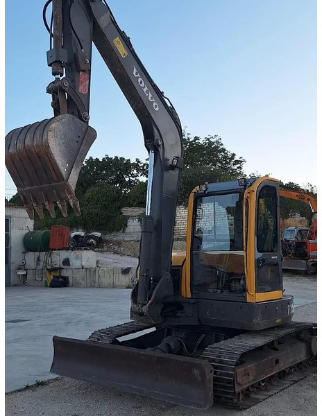 Volvo ECR88PLUS - حفار صغير: صورة 2 Volvo ECR88PLUS - حفار صغير: صورة 2