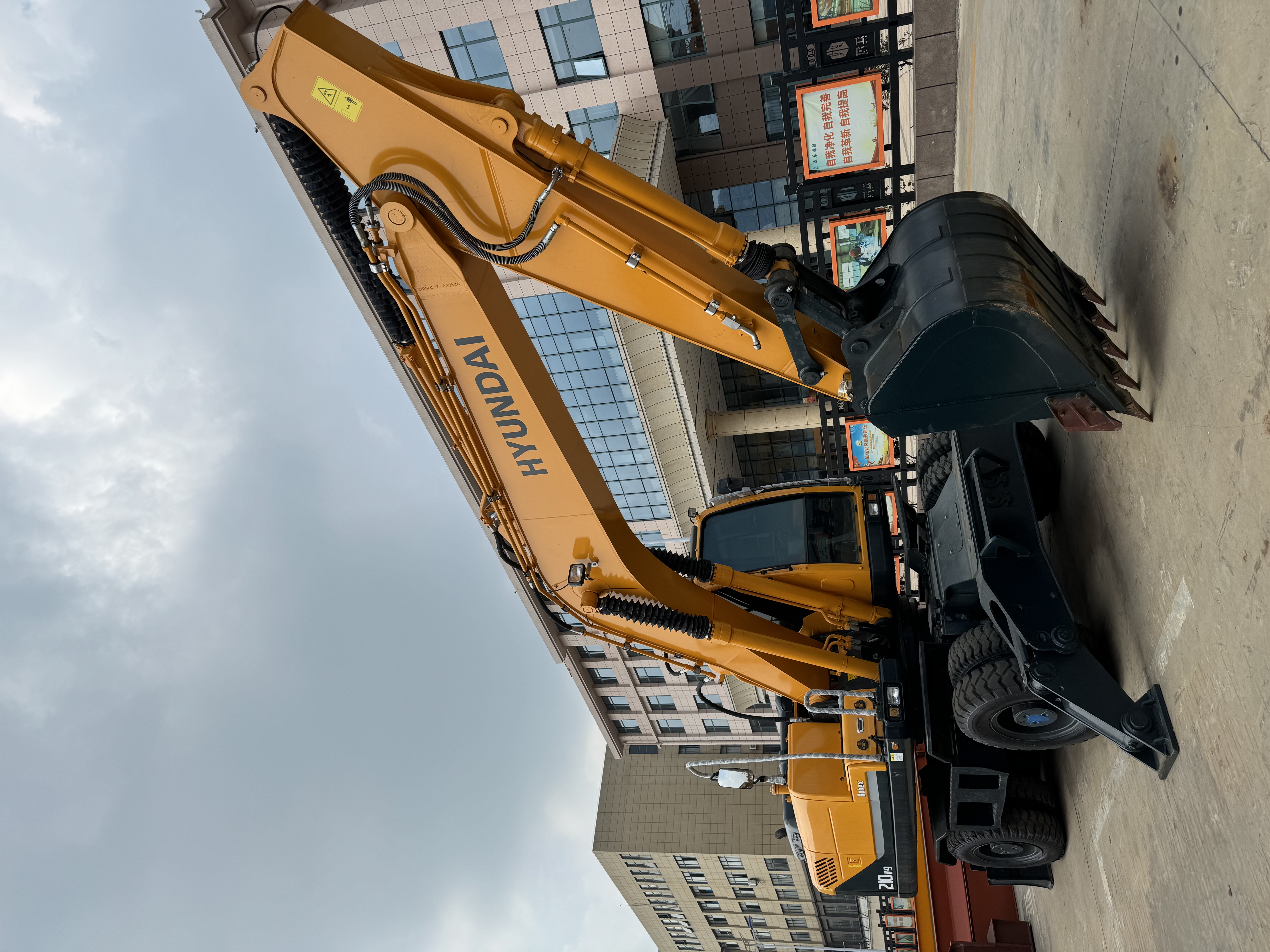 Hyundai 210W-9 - حفار ذو عجلات: صورة 2 Hyundai 210W-9 - حفار ذو عجلات: صورة 2