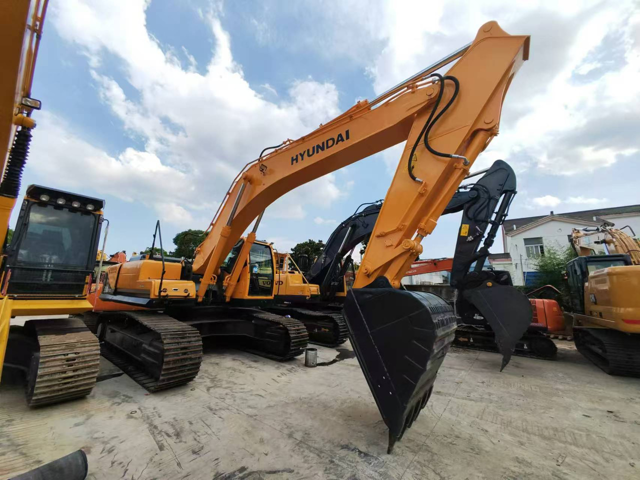 Hyundai HX330 - حفار زاحف: صورة 1 Hyundai HX330 - حفار زاحف: صورة 1